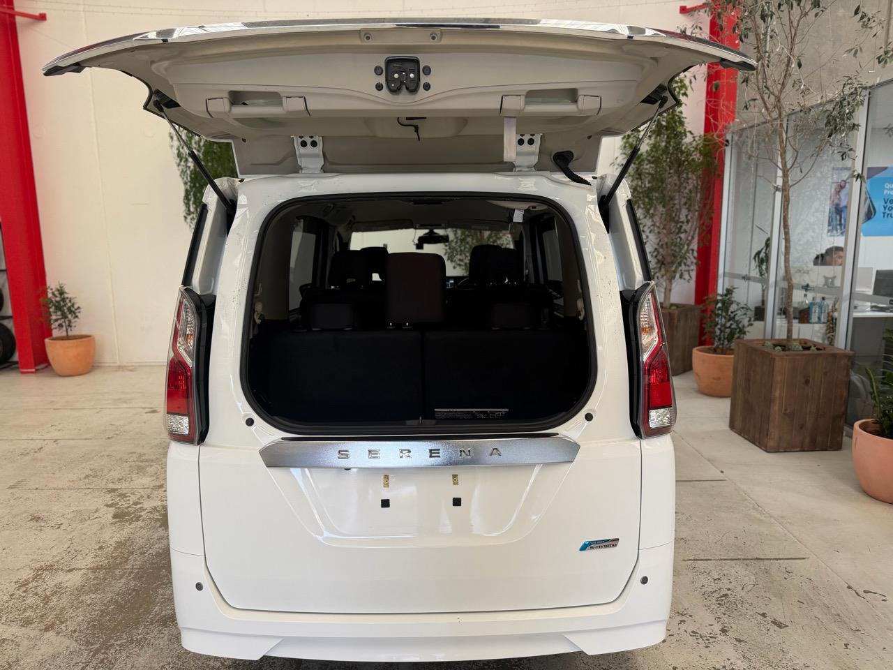 2017 Nissan Serena thumbnail