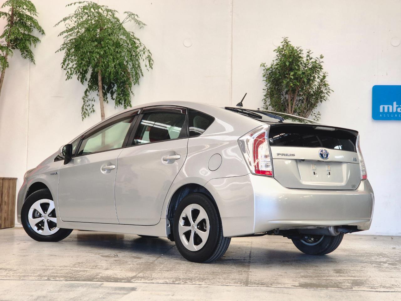 2015 Toyota Prius thumbnail