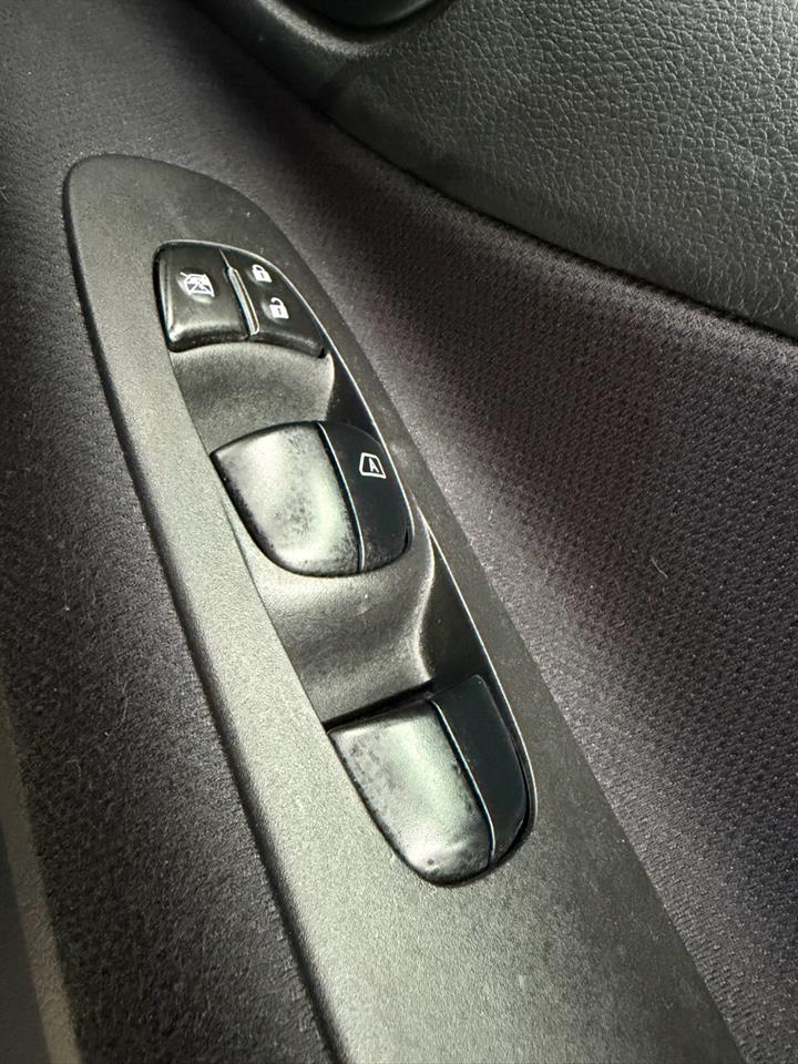 2013 Nissan Serena thumbnail