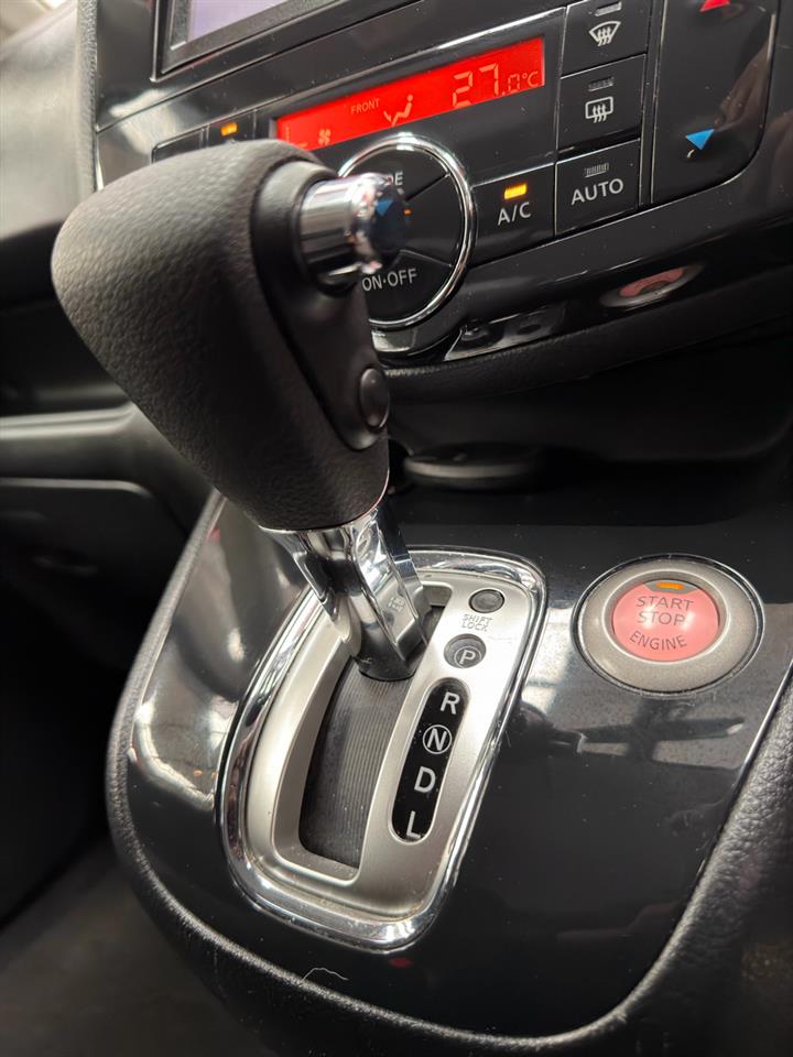 2013 Nissan Serena thumbnail