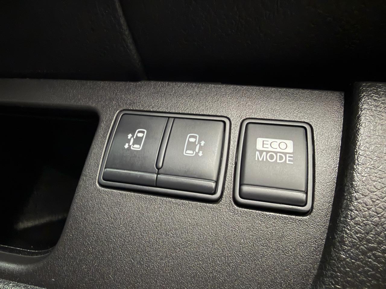 2013 Nissan Serena thumbnail