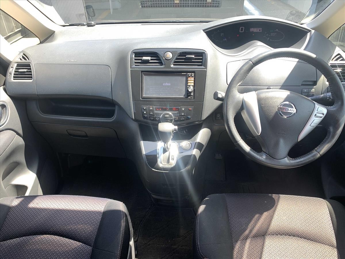 2013 Nissan Serena thumbnail