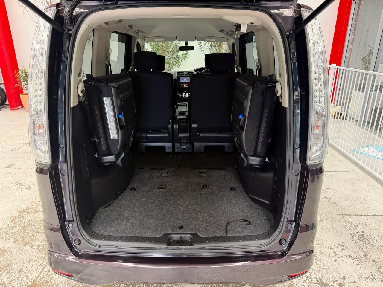 2013 Nissan Serena thumbnail