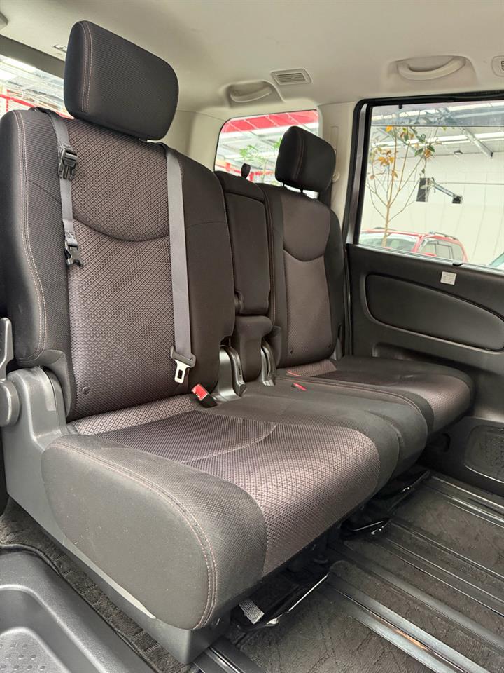 2013 Nissan Serena thumbnail