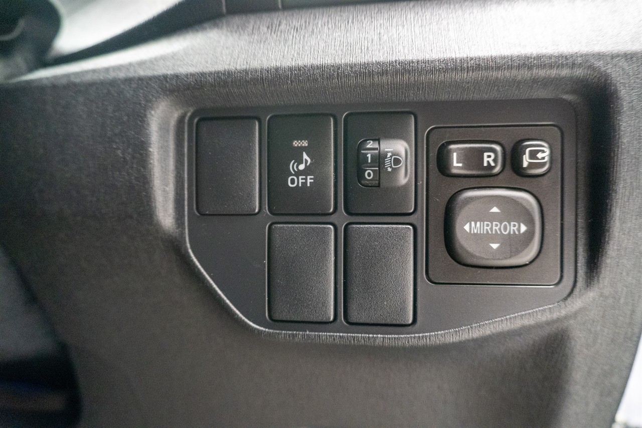 2013 Toyota Prius thumbnail
