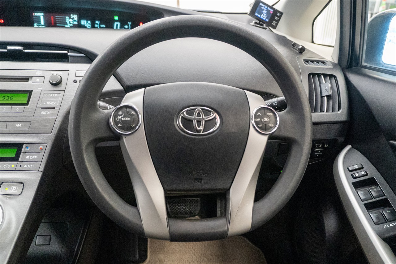 2013 Toyota Prius thumbnail