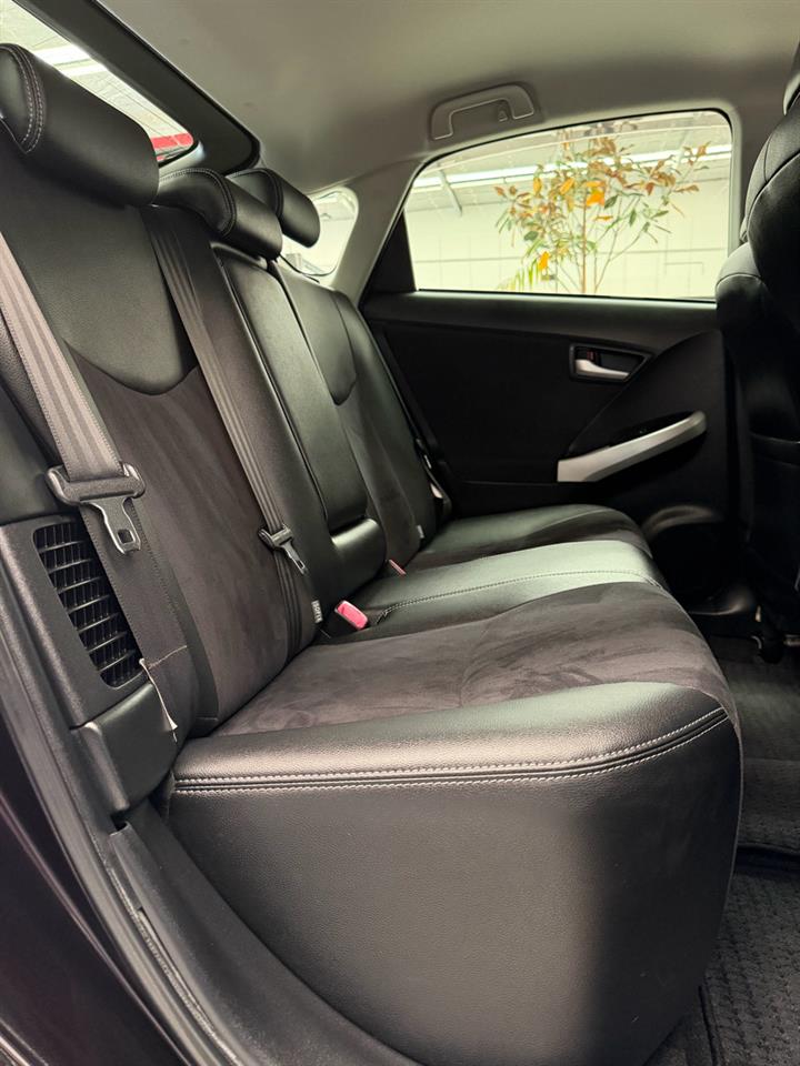 2013 Toyota Prius thumbnail