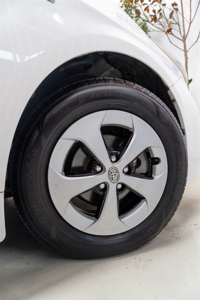 2012 Toyota Prius thumbnail