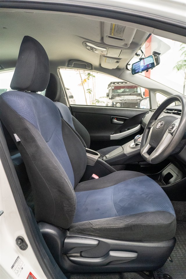 2012 Toyota Prius thumbnail