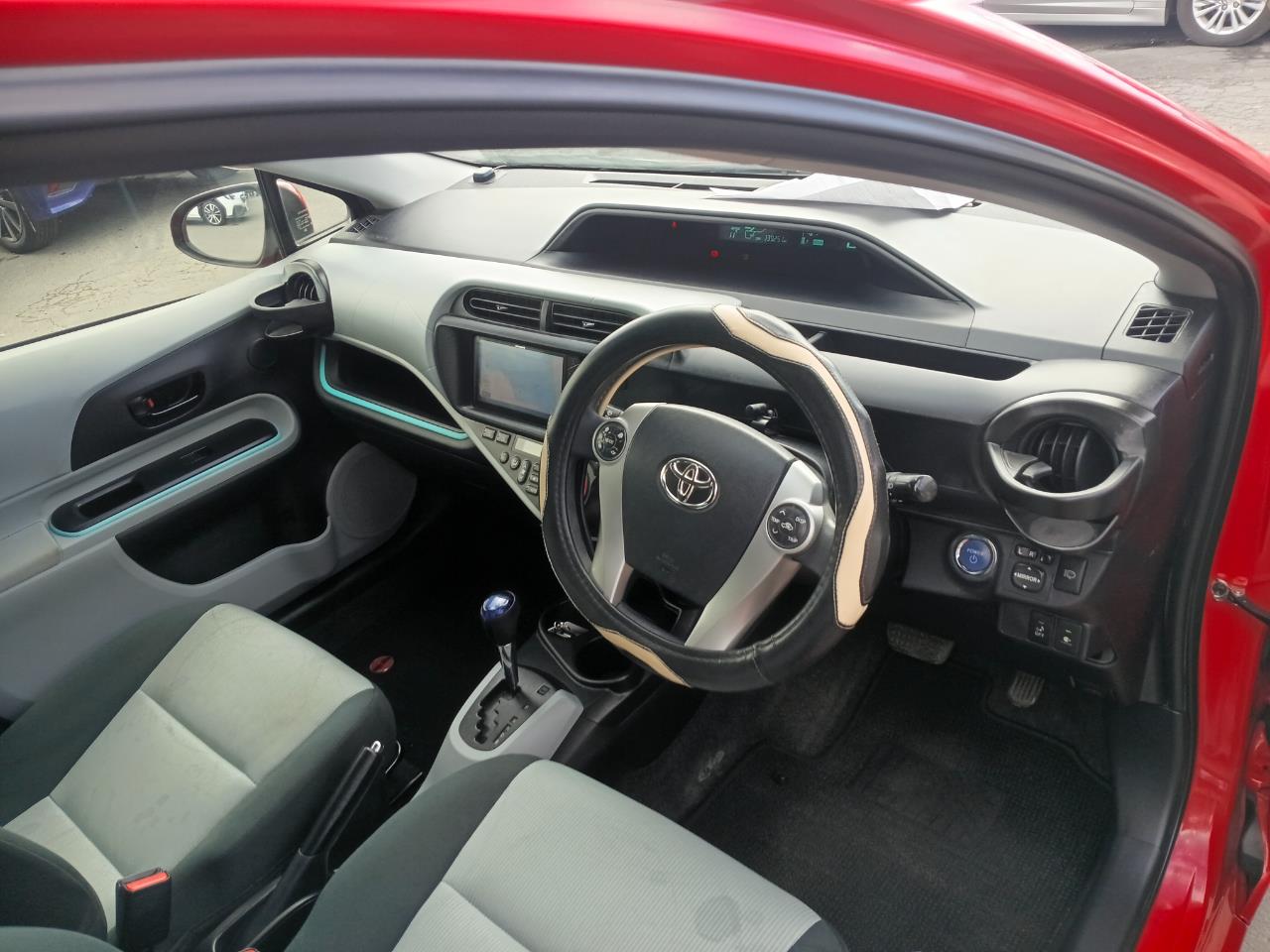 2012 Toyota Aqua thumbnail