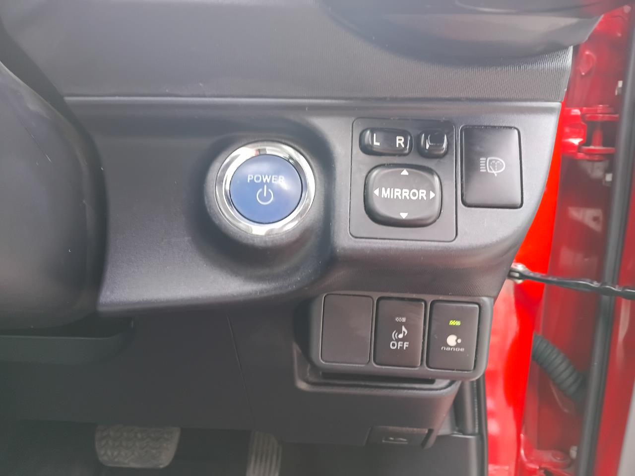 2012 Toyota Aqua thumbnail