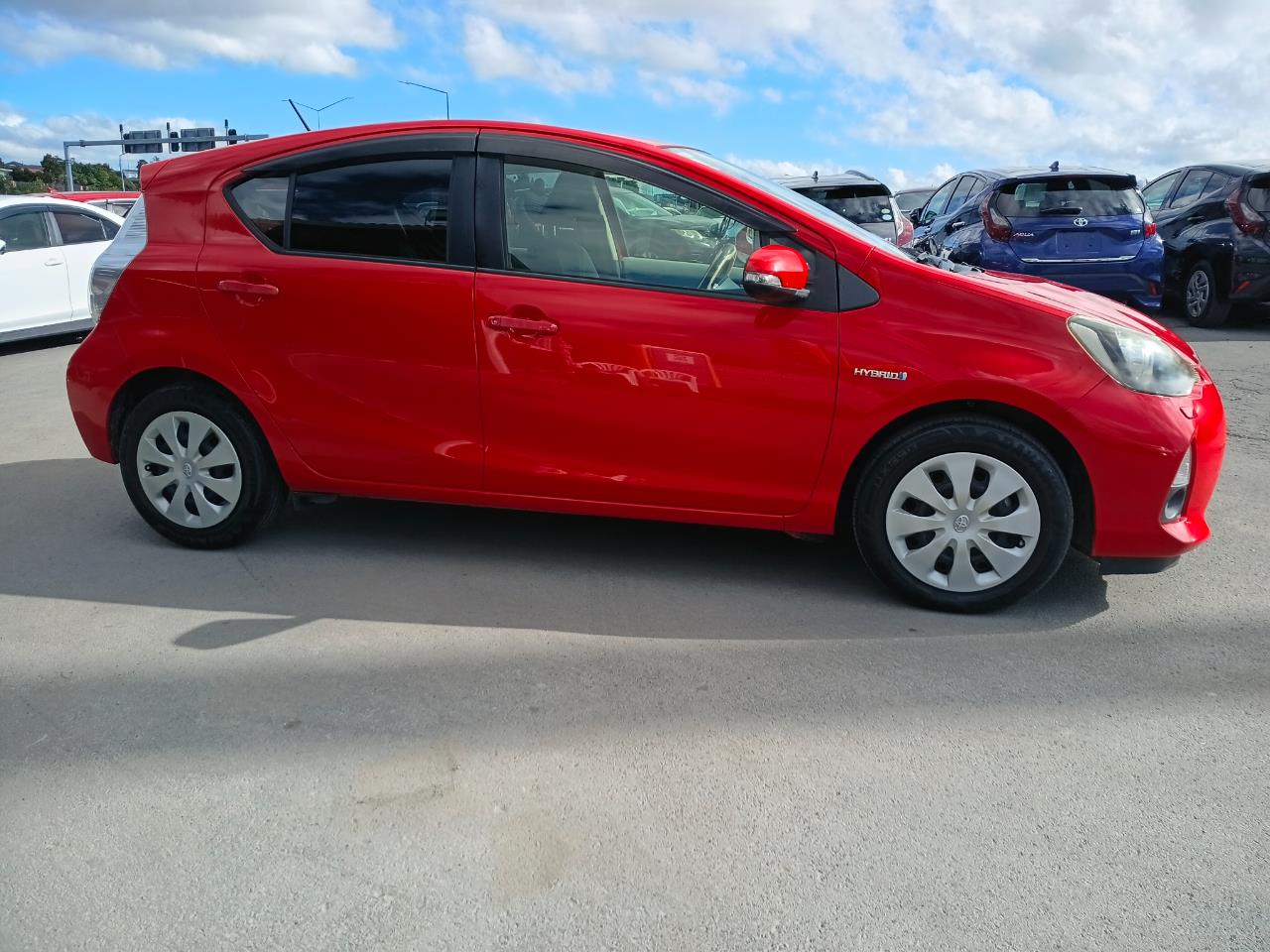 2012 Toyota Aqua thumbnail