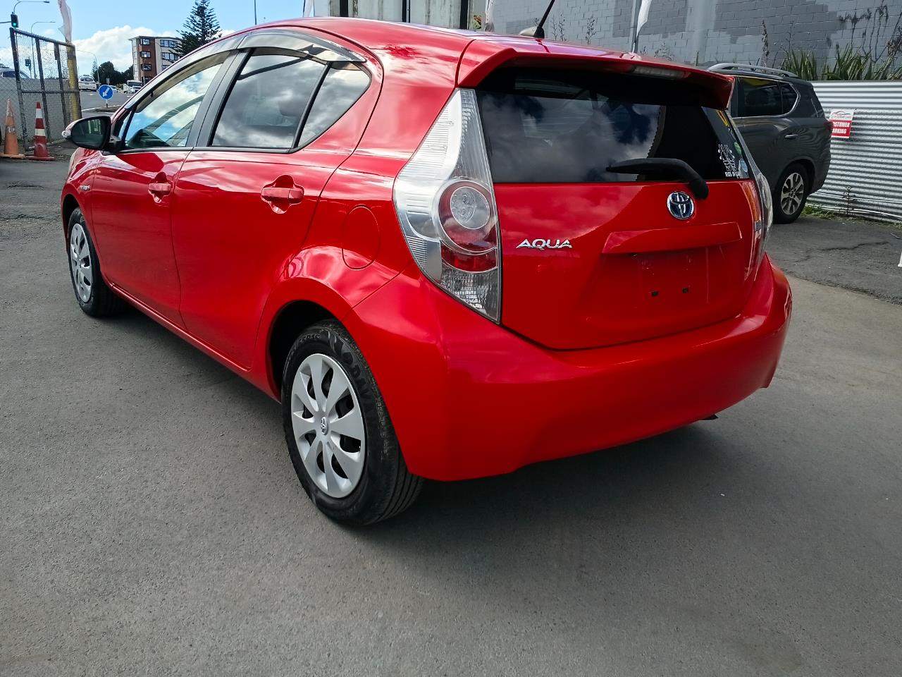 2012 Toyota Aqua thumbnail