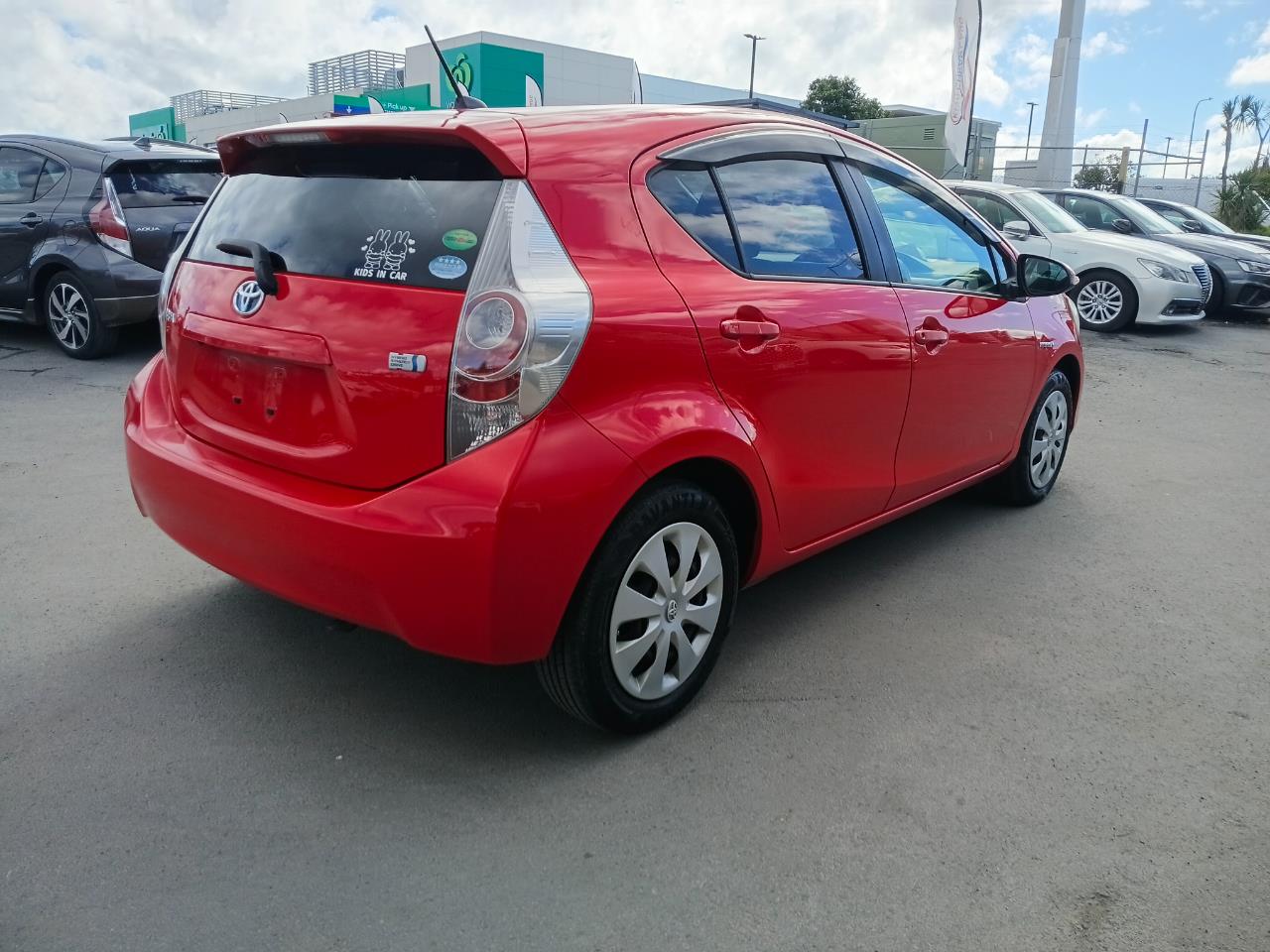 2012 Toyota Aqua thumbnail