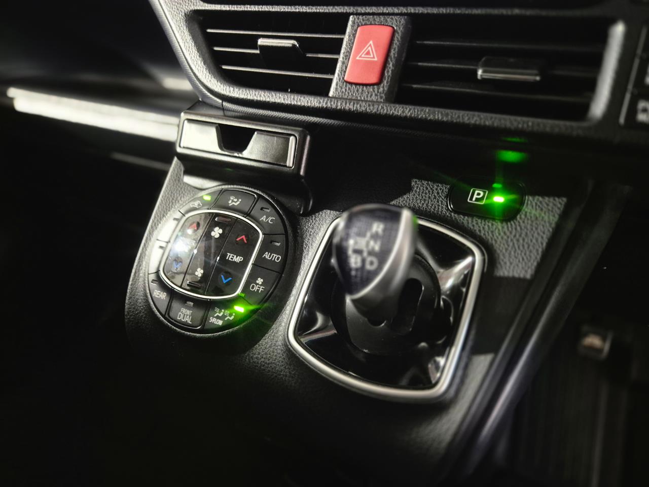 2014 Toyota Voxy thumbnail