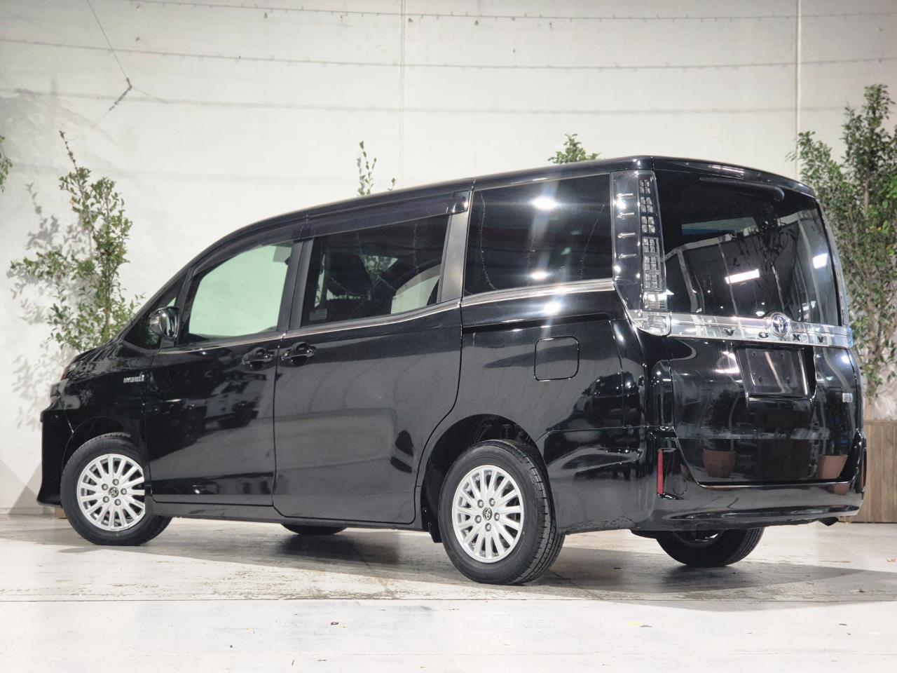 2014 Toyota Voxy thumbnail