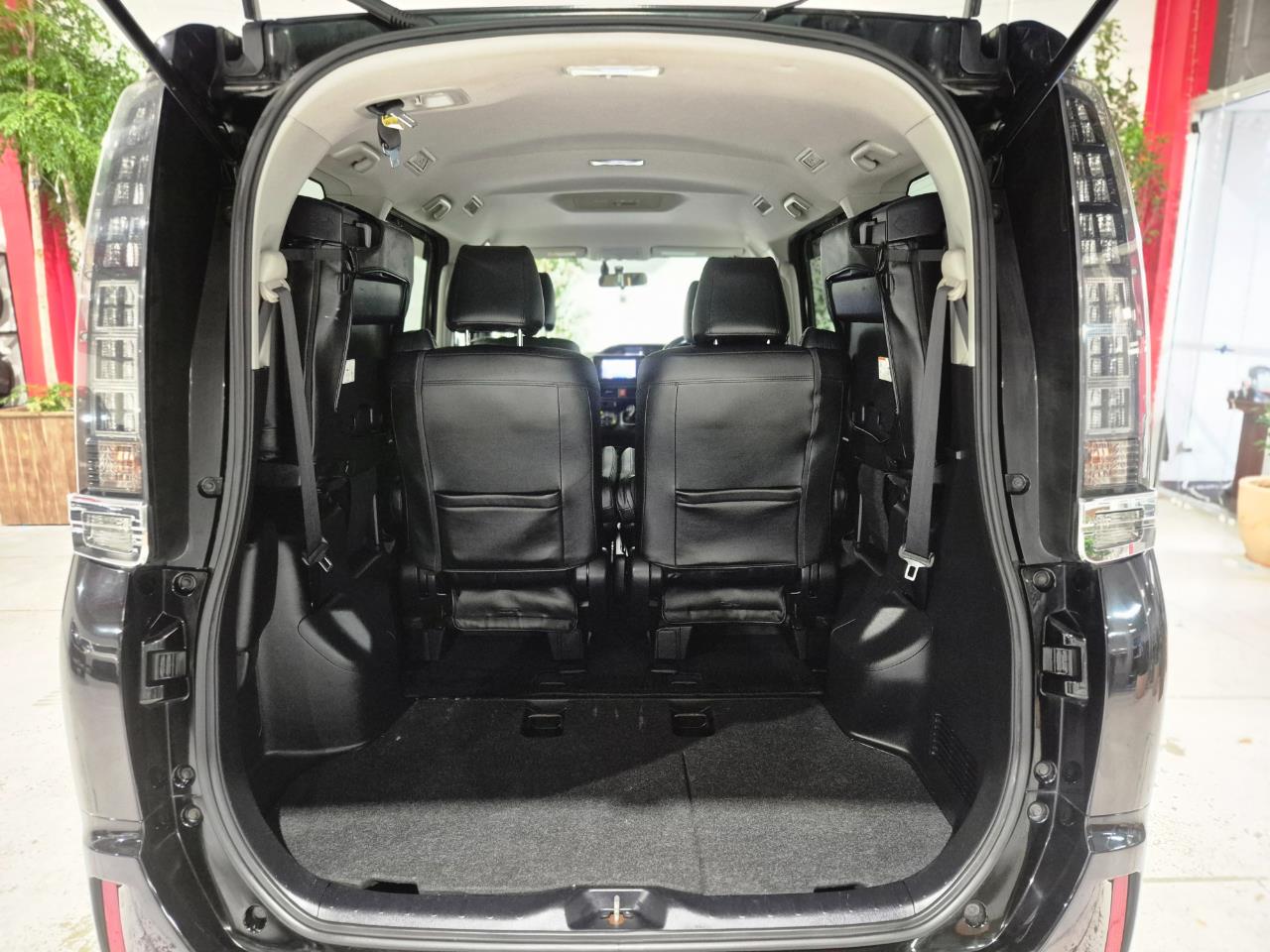 2014 Toyota Voxy thumbnail