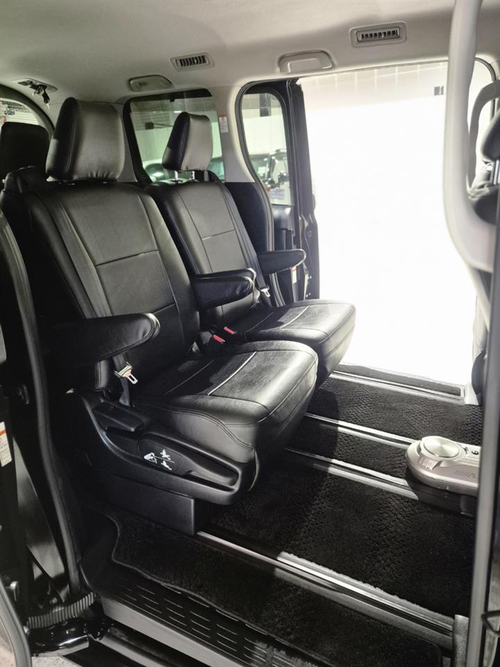 2014 Toyota Voxy thumbnail