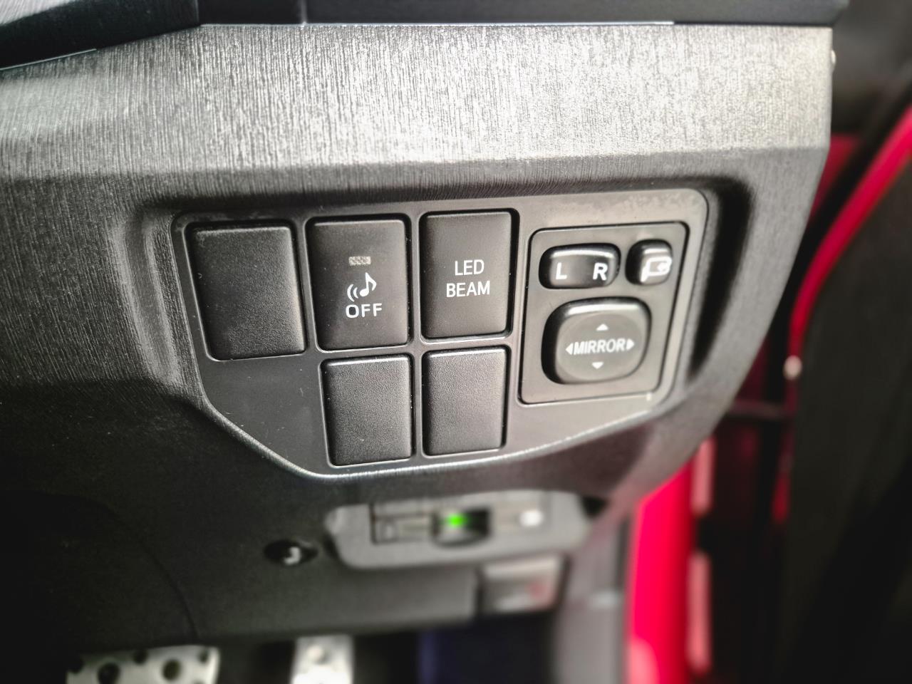 2014 Toyota Prius thumbnail
