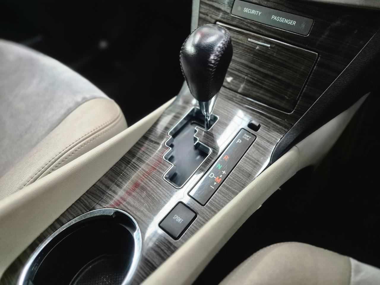 2013 Toyota Avensis thumbnail