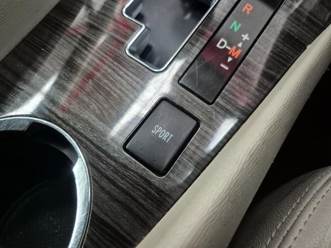 2013 Toyota Avensis thumbnail