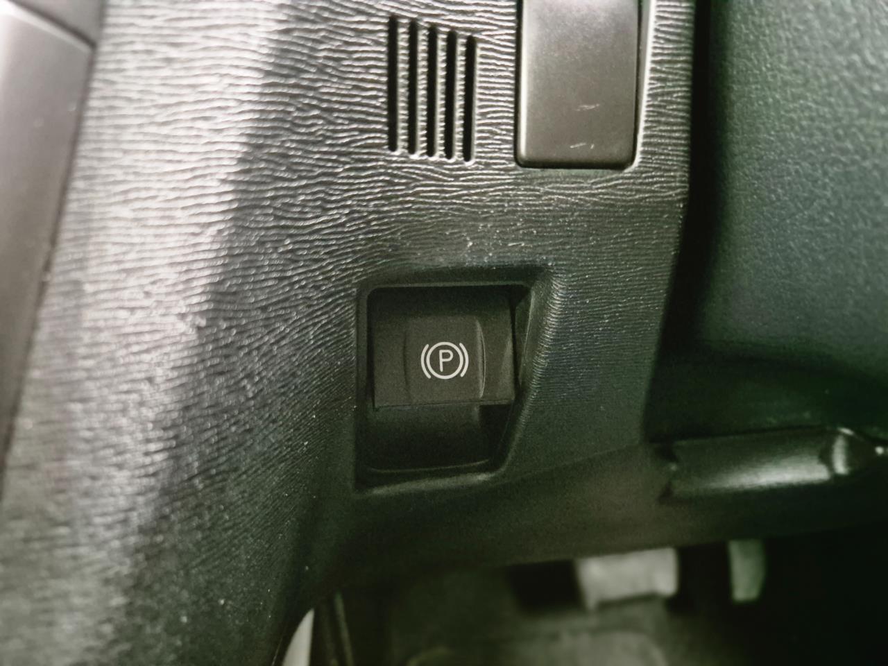 2013 Toyota Avensis thumbnail