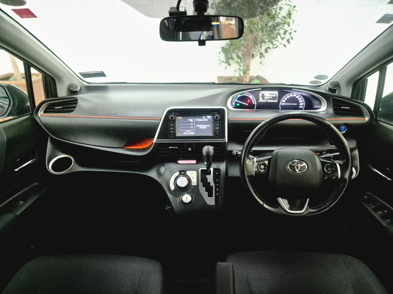 2016 Toyota Sienta thumbnail
