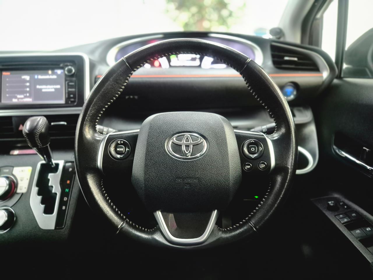 2016 Toyota Sienta thumbnail