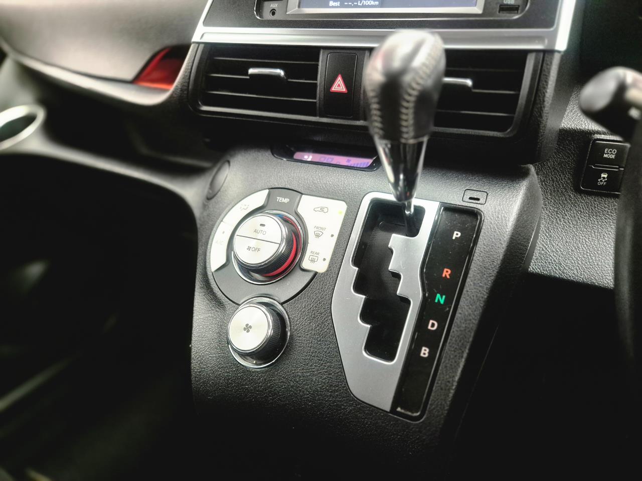 2016 Toyota Sienta thumbnail