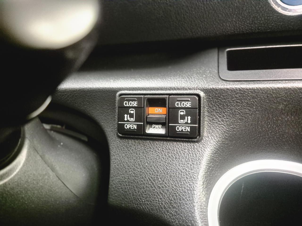 2016 Toyota Sienta thumbnail