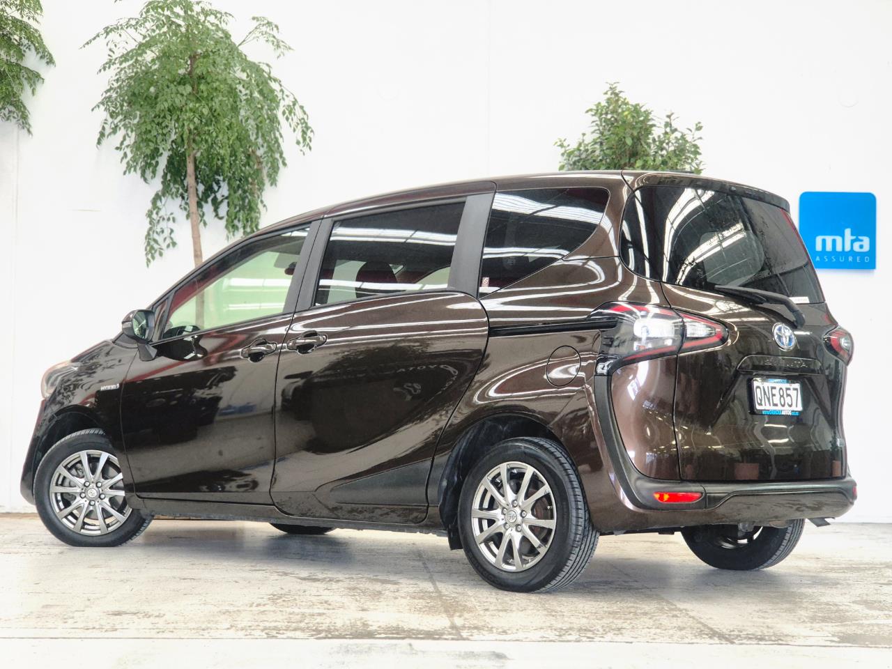 2016 Toyota Sienta thumbnail