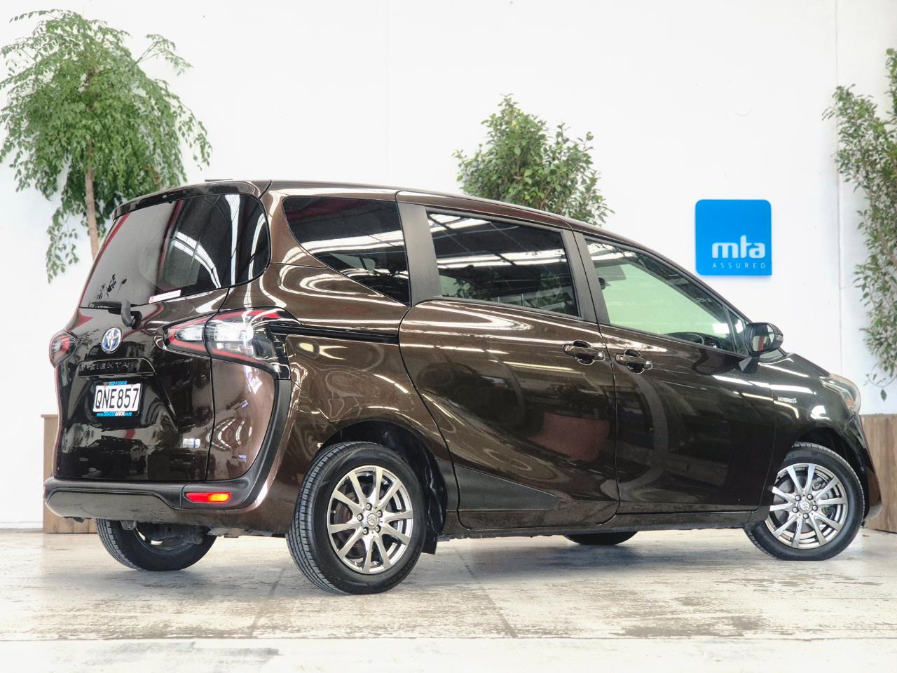 2016 Toyota Sienta thumbnail