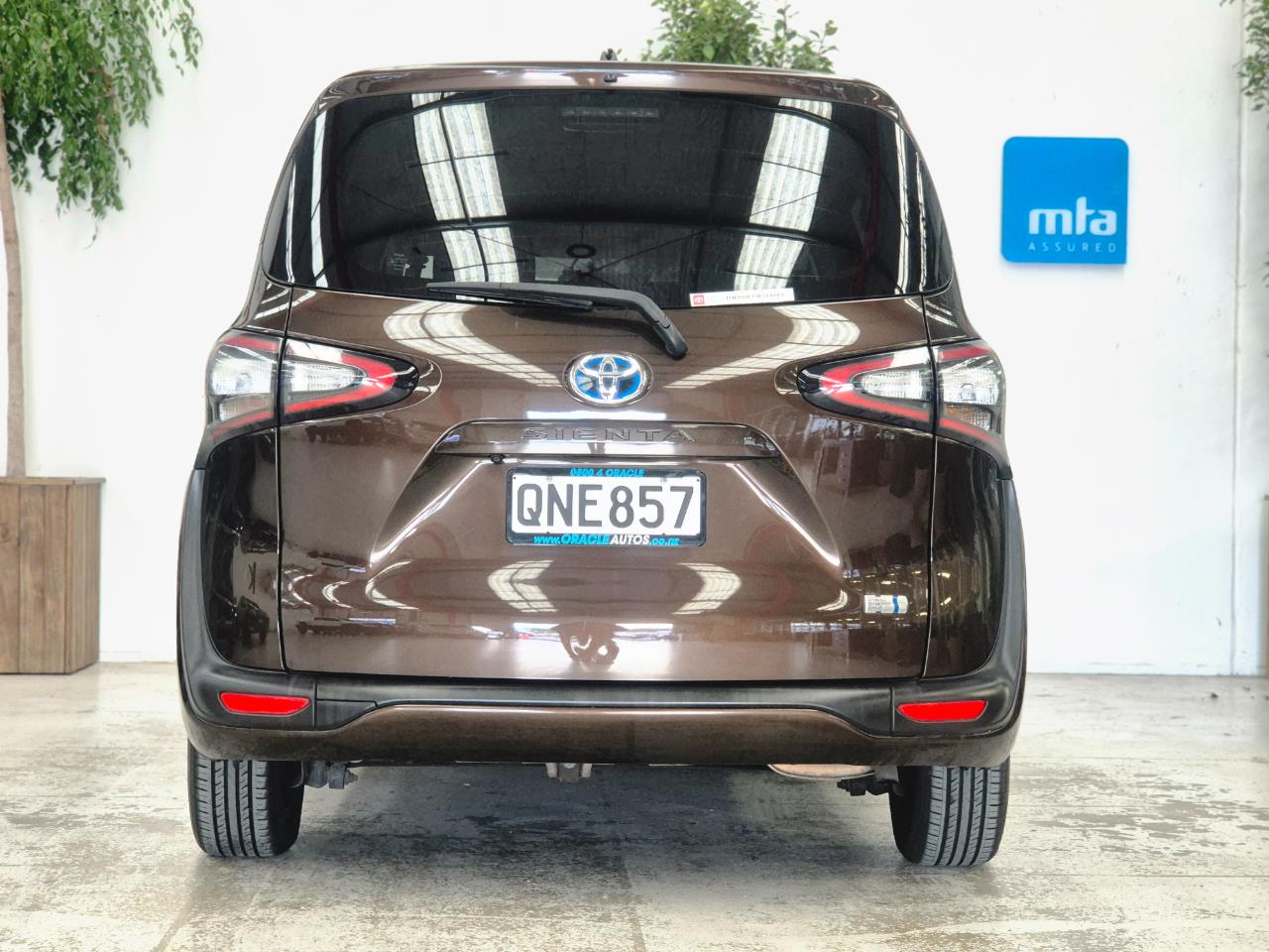 2016 Toyota Sienta thumbnail