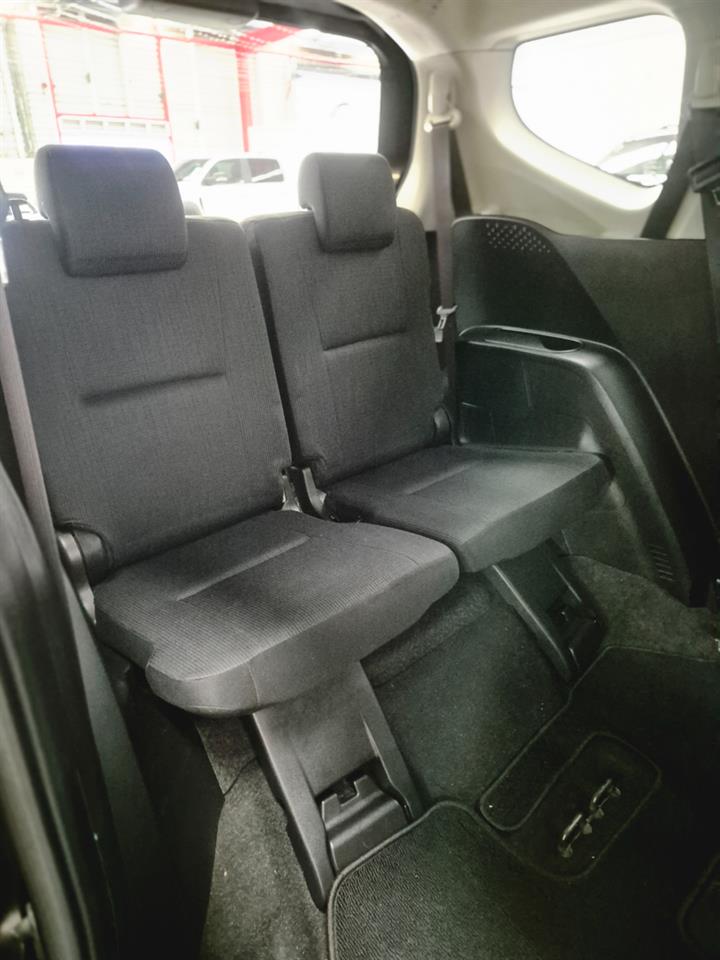 2016 Toyota Sienta thumbnail