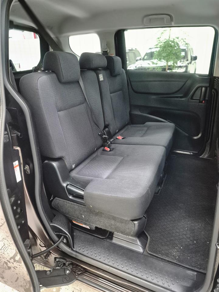 2016 Toyota Sienta thumbnail