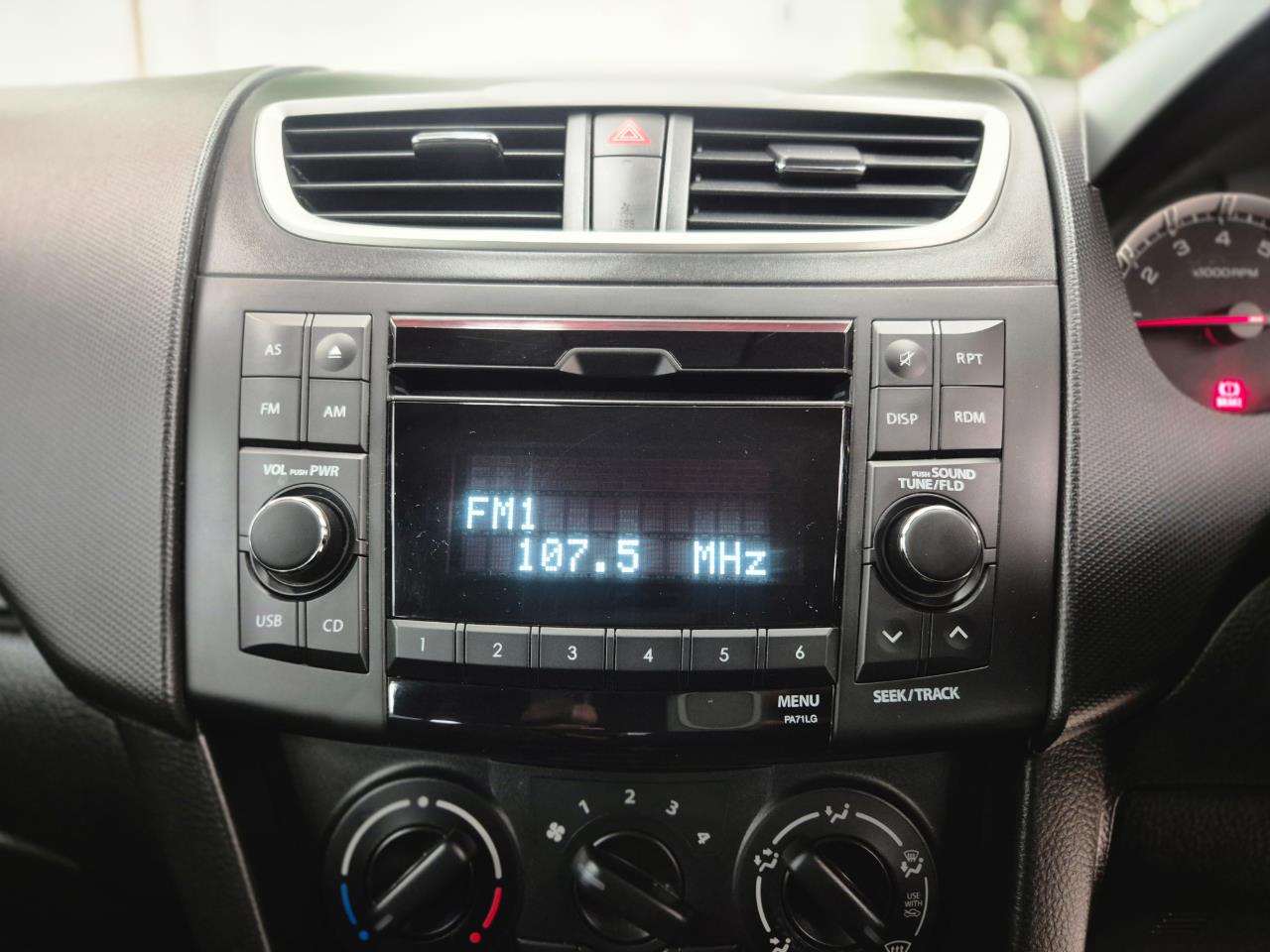 2014 Suzuki Swift thumbnail