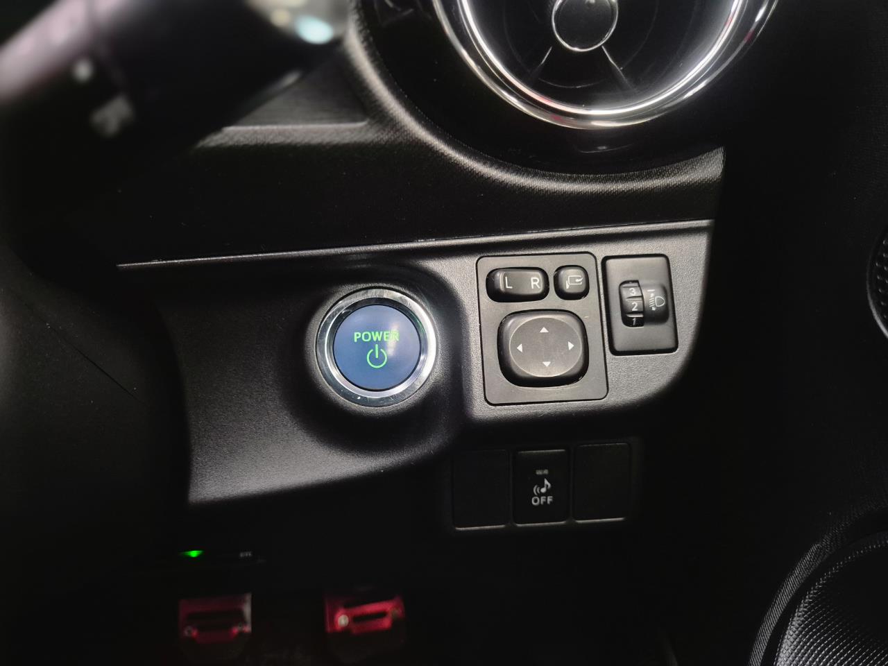 2015 Toyota Aqua thumbnail