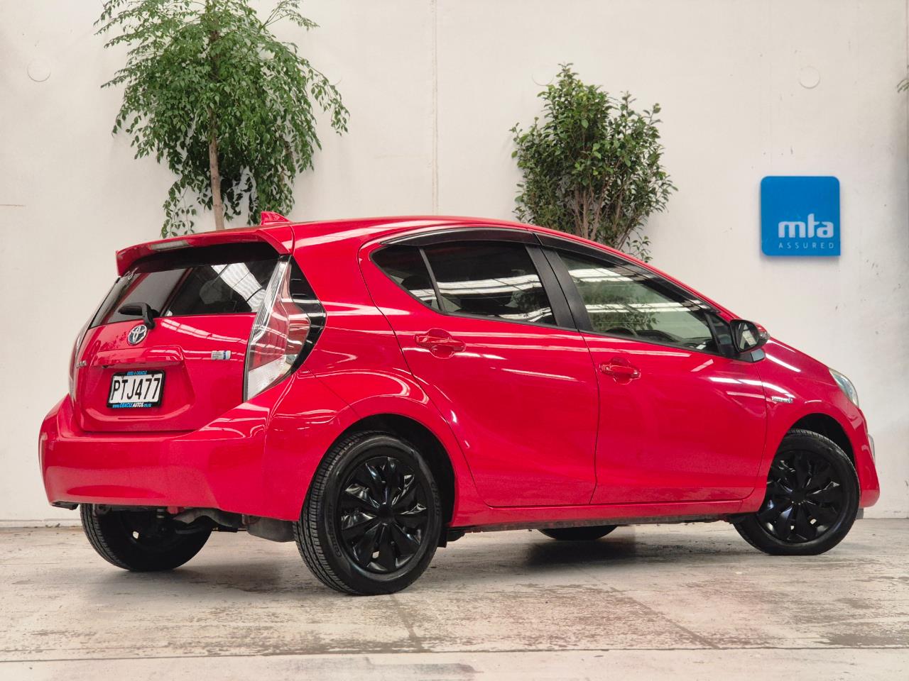 2015 Toyota Aqua thumbnail