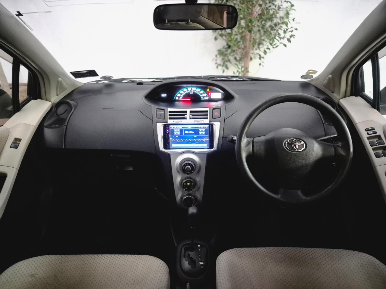 2006 Toyota Vitz thumbnail