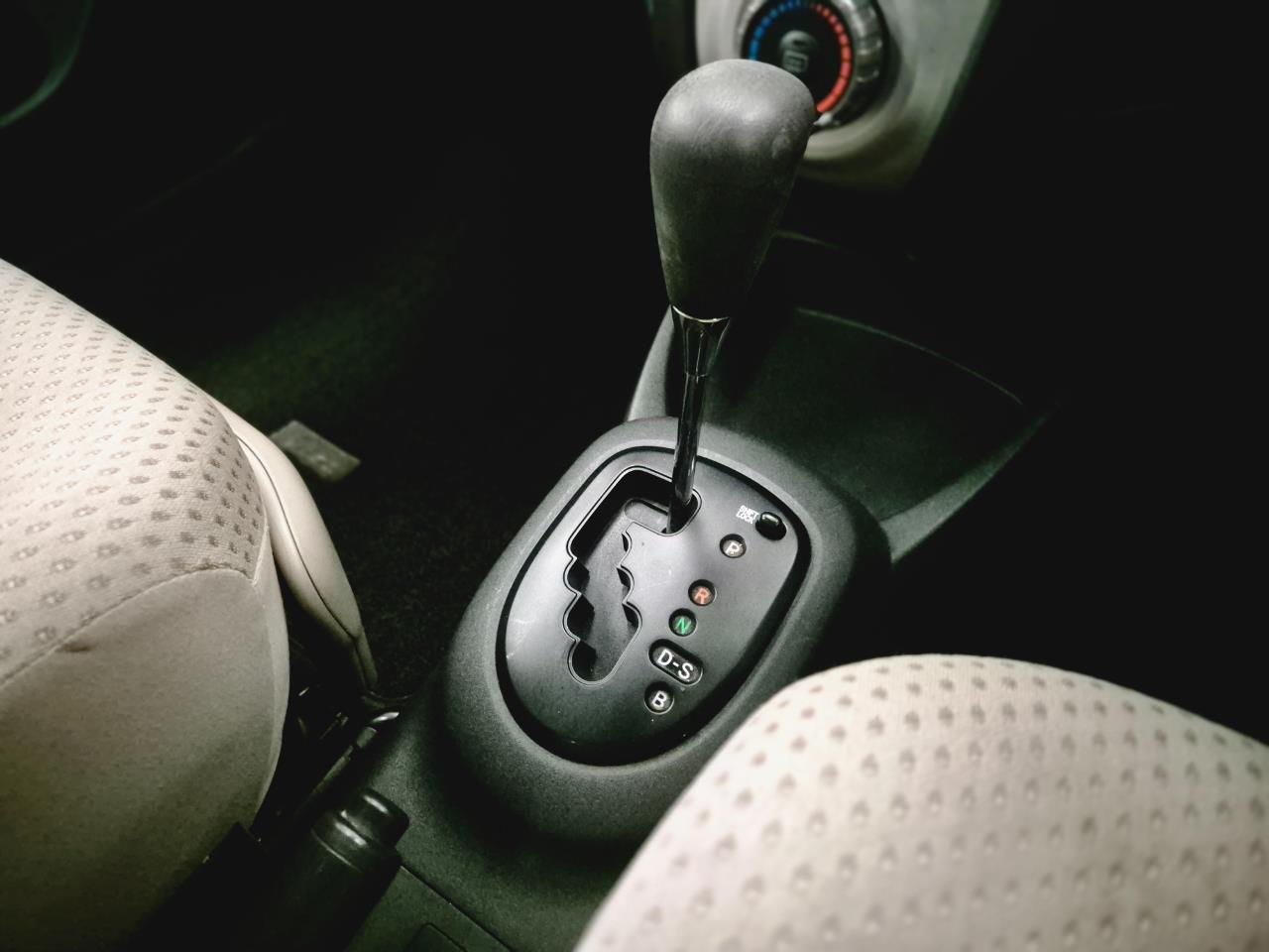 2006 Toyota Vitz thumbnail
