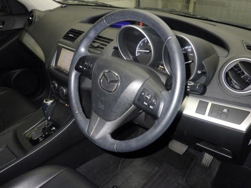 2013 Mazda Axela thumbnail