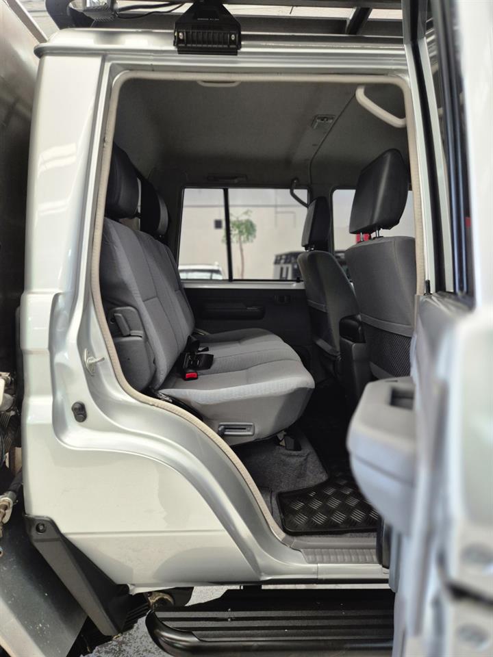 2017 Toyota Landcruiser thumbnail