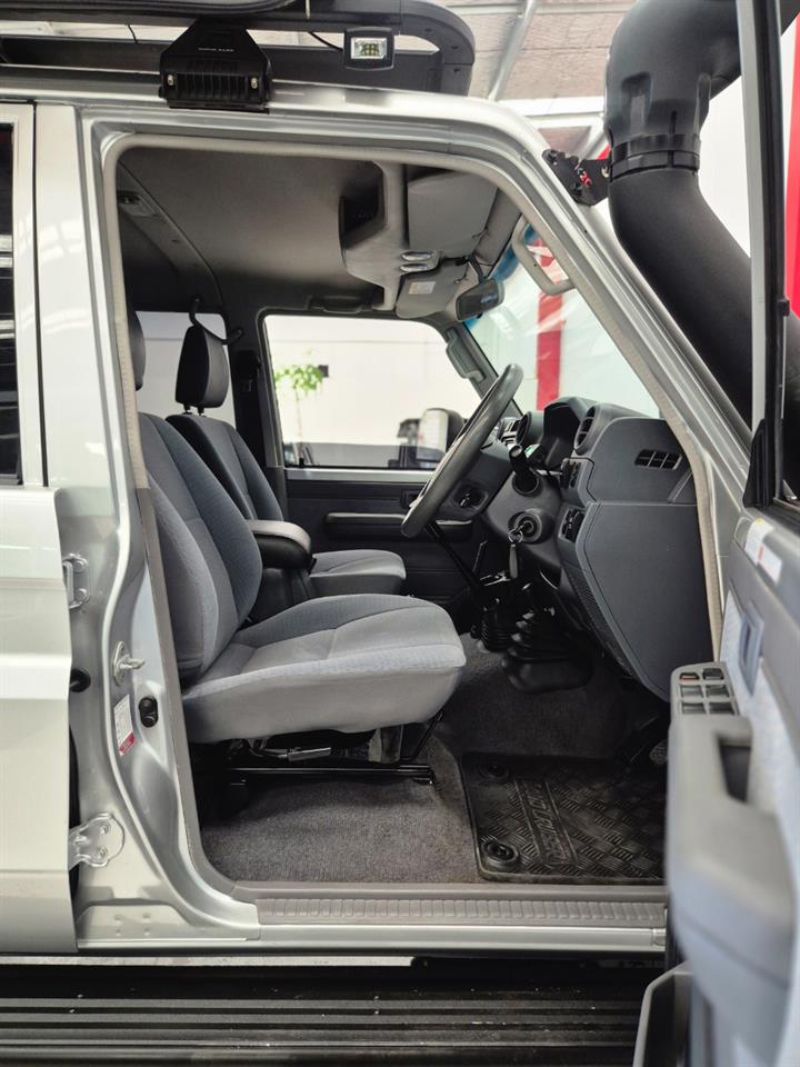 2017 Toyota Landcruiser thumbnail