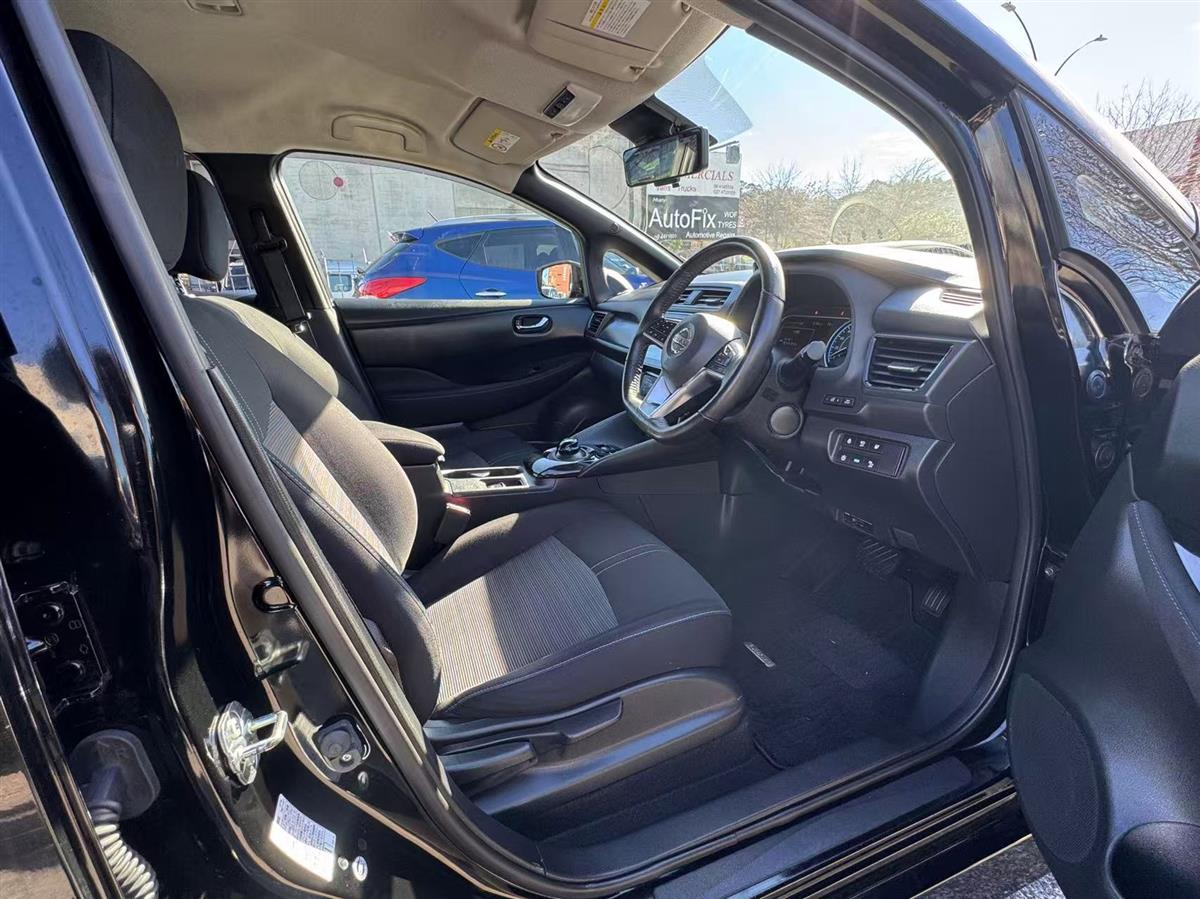 2018 Nissan Leaf thumbnail