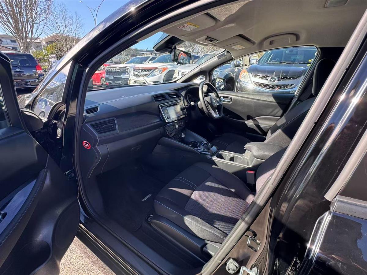 2018 Nissan Leaf thumbnail