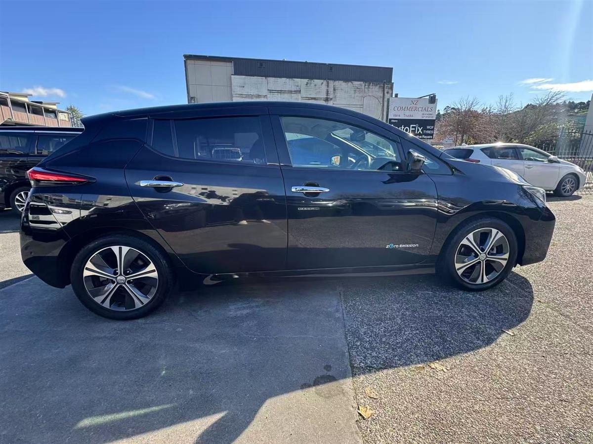 2018 Nissan Leaf thumbnail