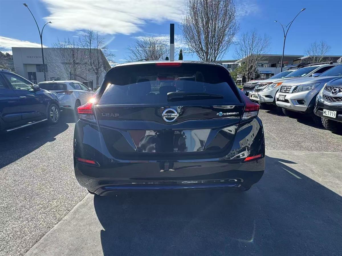 2018 Nissan Leaf thumbnail