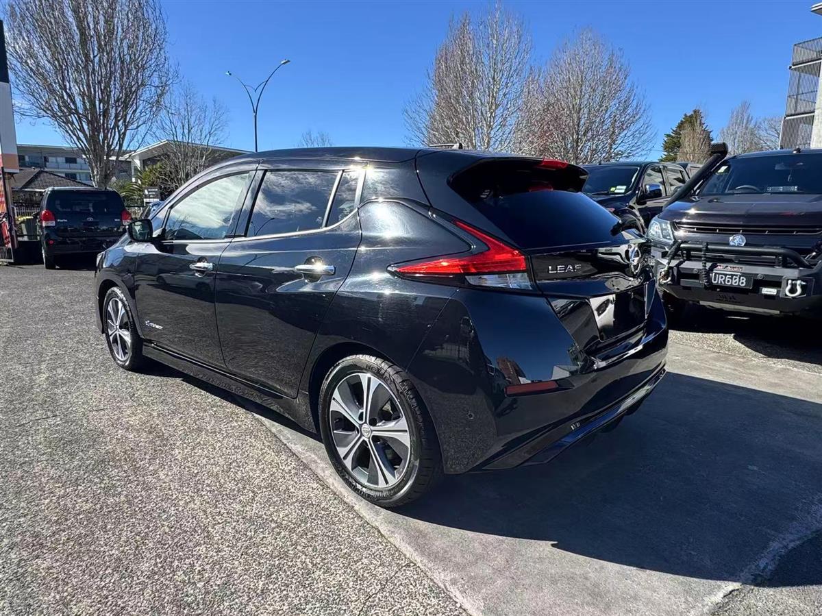 2018 Nissan Leaf thumbnail