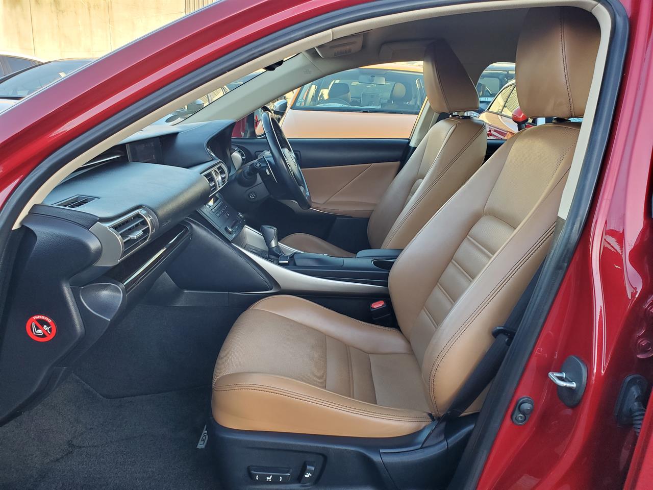 2016 Lexus IS300h thumbnail