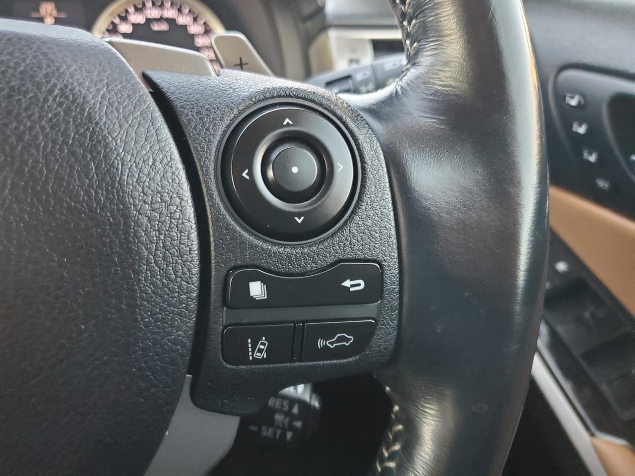 2016 Lexus IS300h thumbnail